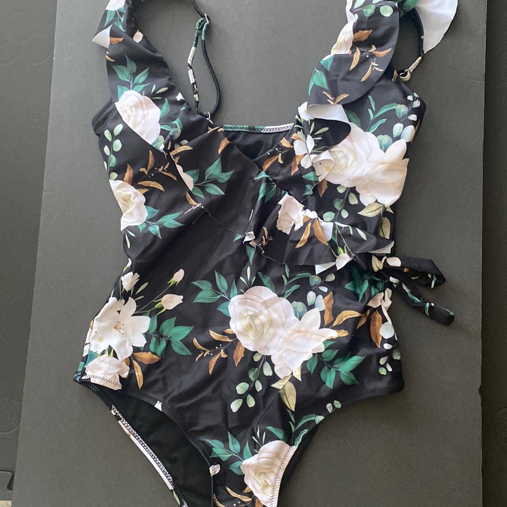 New Beachsissi Faux Wrap Floral Ruffle One Piece M